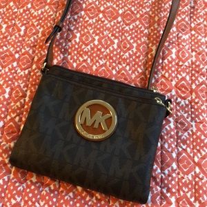 Purse am willing to drop price